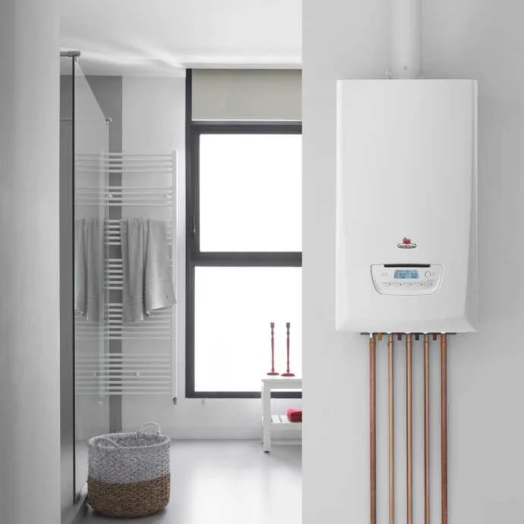Chaudière murale gaz à condensation Saunier Duval ThemaFast Condens dans une salle de bains